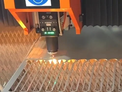 Cięcie laserowe 6 kW - głowica wycina detale w blasze stalowej
